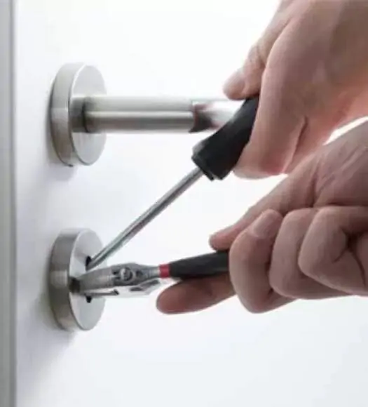 Conseils essentiels à connaître avant d’appeler un serrurier pour une porte claquée à Paris