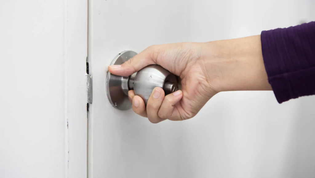 Pourquoi faire appel à un serrurier pour une porte claquée à Paris ?