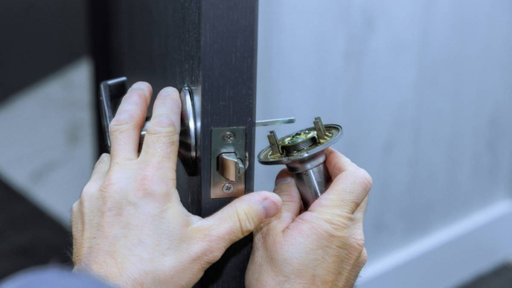 Comment se déroule une intervention de serrurier à Paris ?