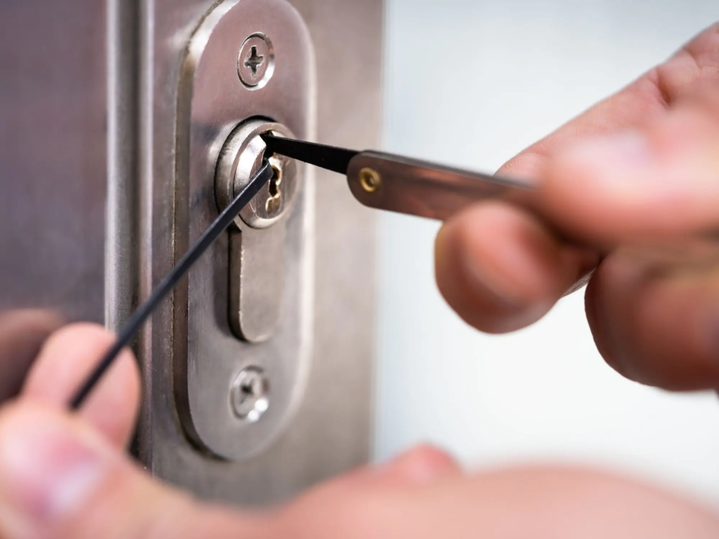 Pourquoi choisir notre service de serrurier après effraction à Paris ?