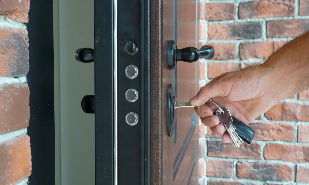 Pourquoi faire appel à un serrurier pour une porte claquée à Paris ?