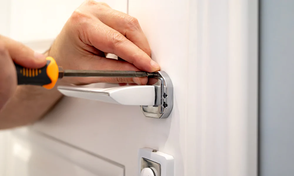 Comment se déroule une intervention pour porte claquée à Paris ?